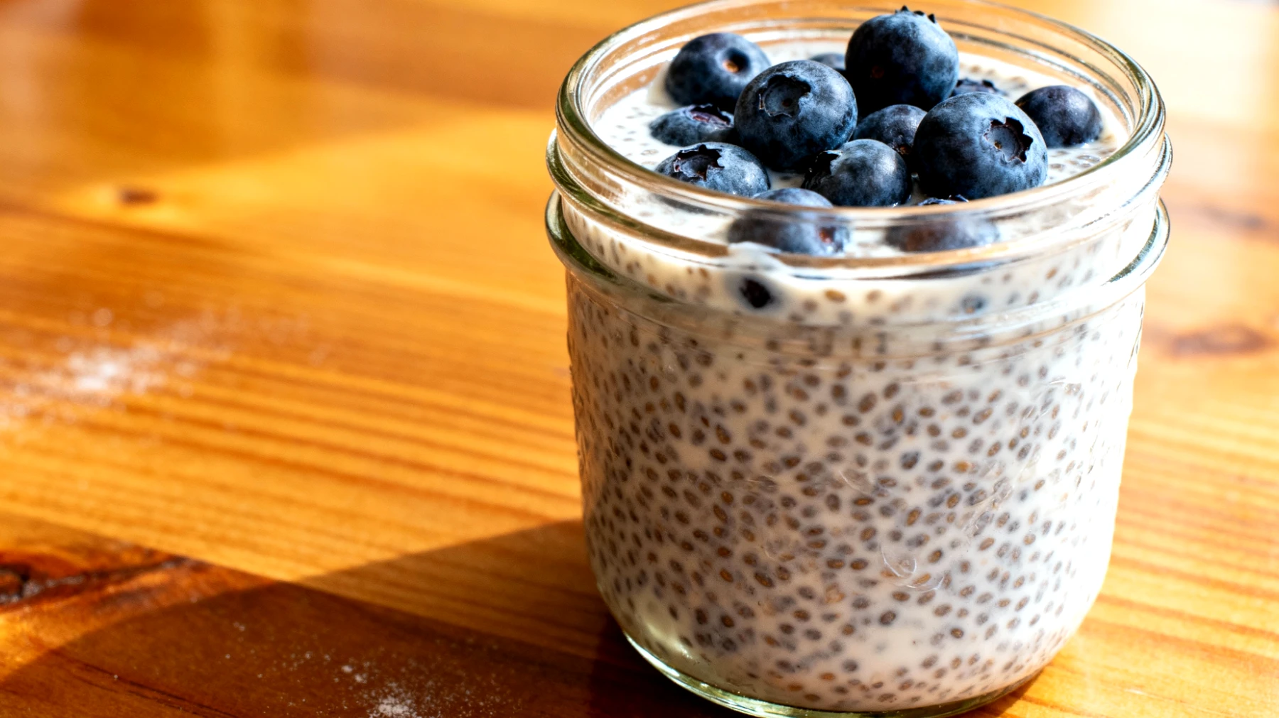 Budino di chia con latte di mandorla e mirtilli"
