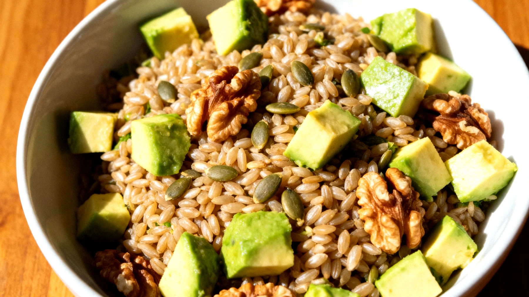 Insalata di farro con noci, avocado e semi di zucca"