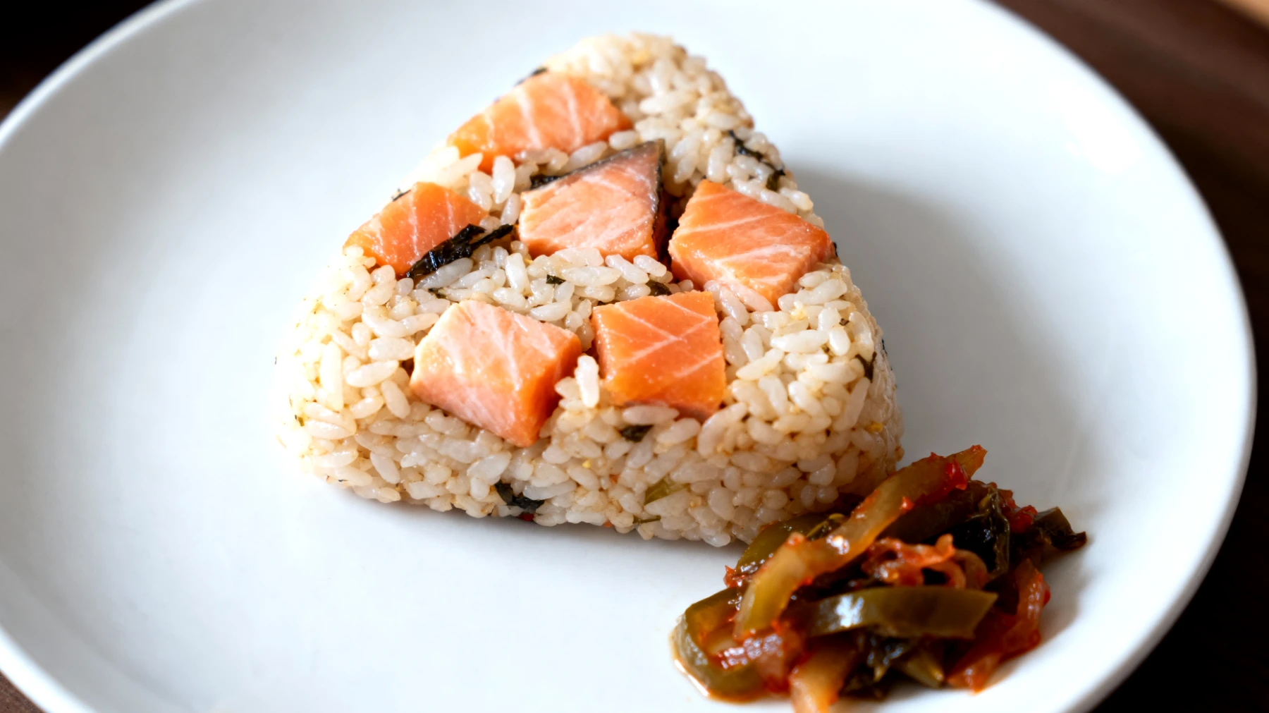 Onigiri con salmone e verdure fermentate"