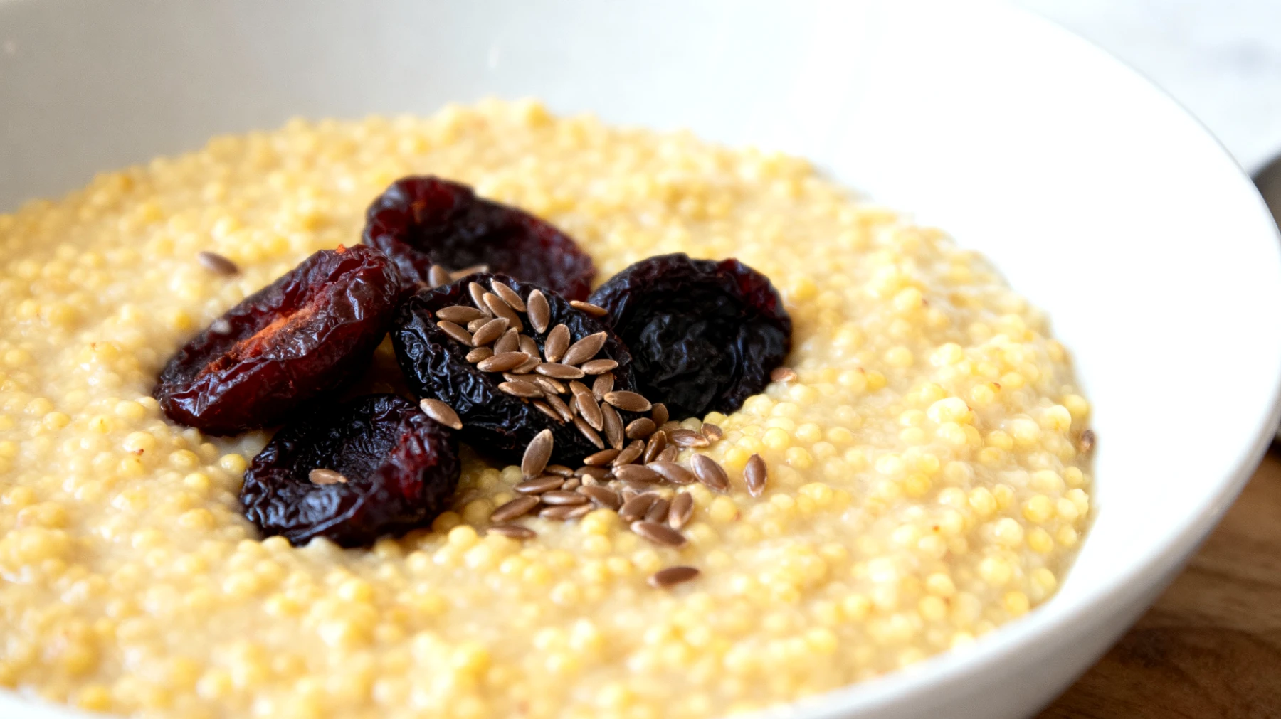 Porridge di miglio con prugne secche e semi di lino"