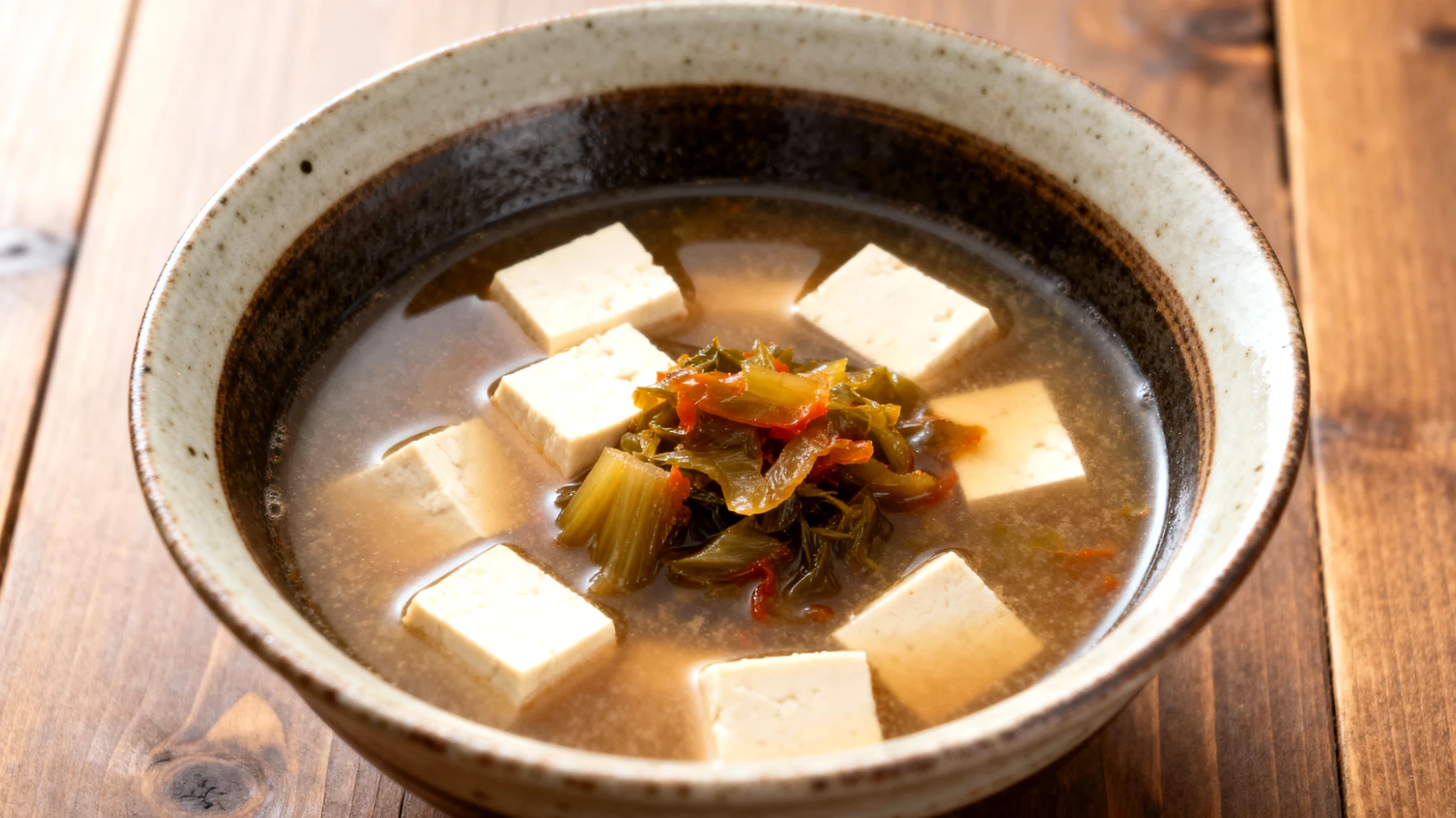 Zuppa di miso con tofu e verdure fermentate"